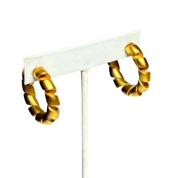 Gold Tone Chunky Spiral Hoop Earrings Lightweight Modern Fashion Jewelry - Picture 6 of 8